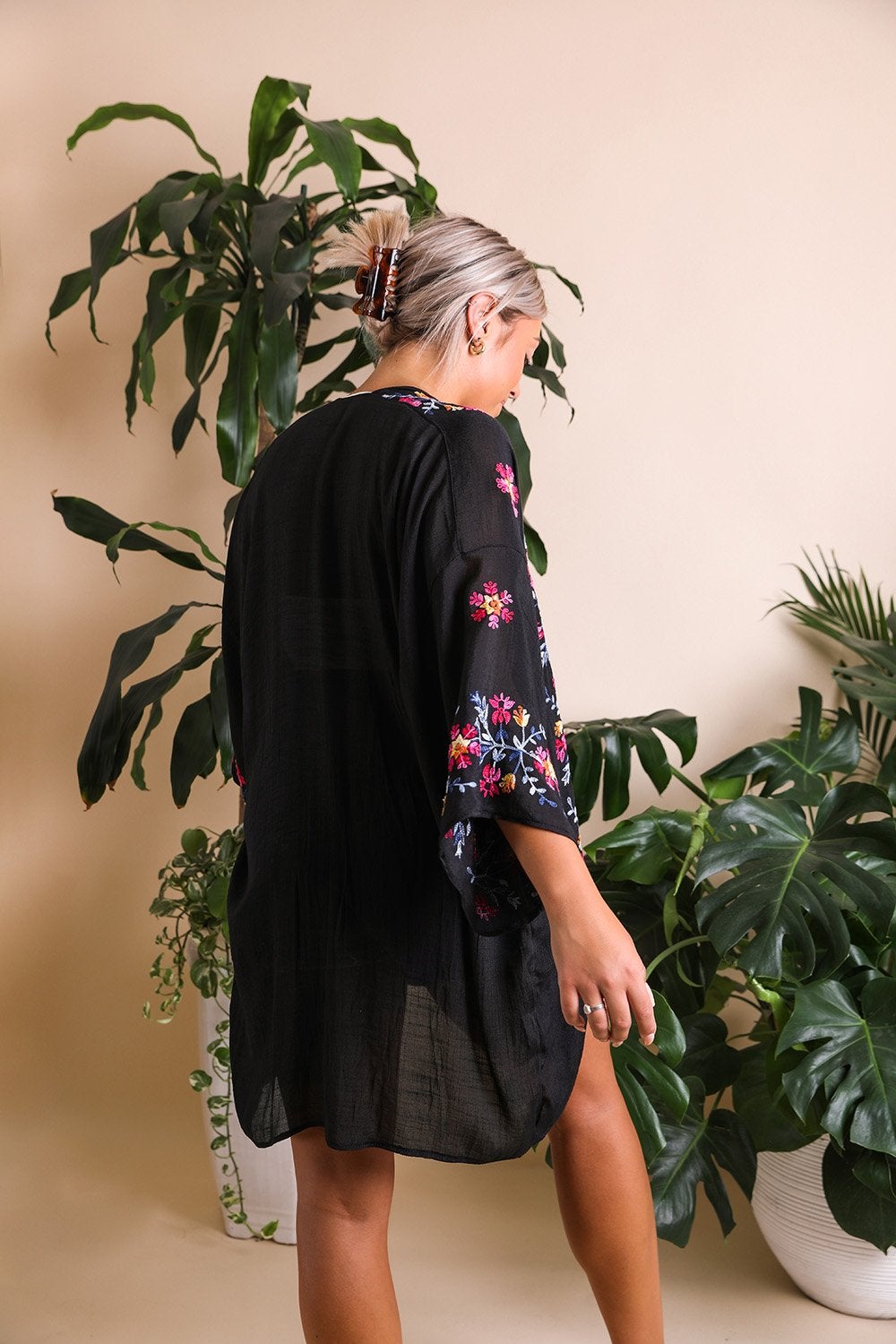 Elegant Floral Garland Kimono – Sophisticated Design*