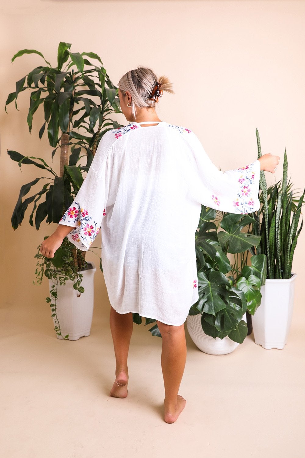 Elegant Floral Garland Kimono – Sophisticated Design*