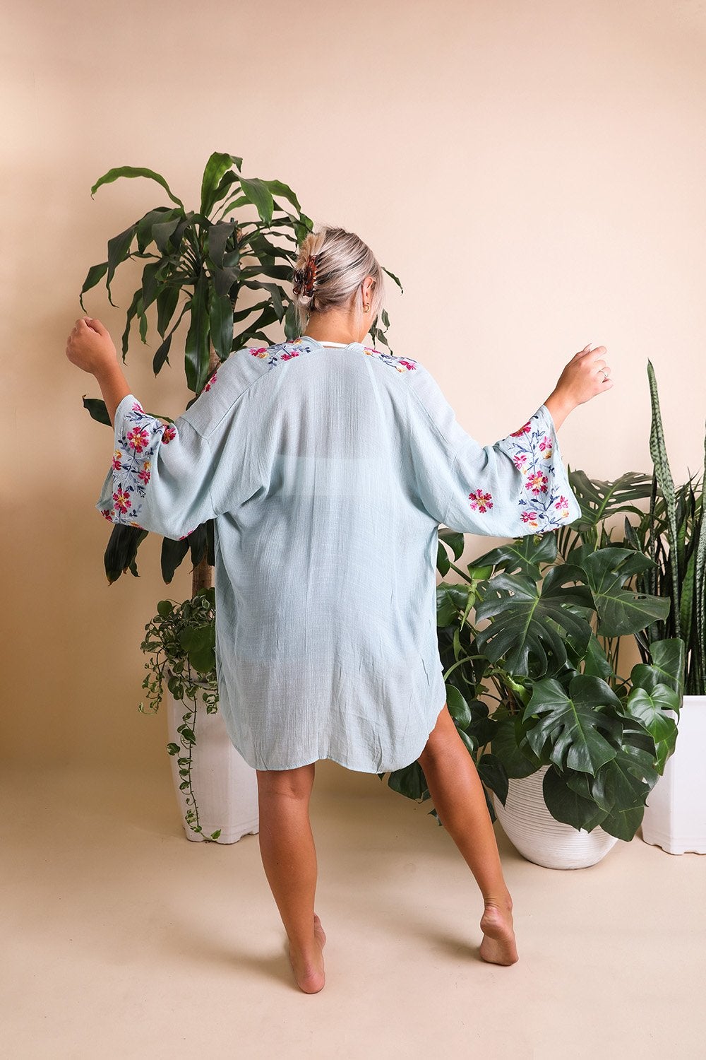 Elegant Floral Garland Kimono – Sophisticated Design*